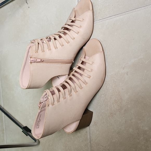 SUPER STYLISH SUGAR BRAND STACKED HEEL LADDER SANDELS!!! - Picture 3 of 6